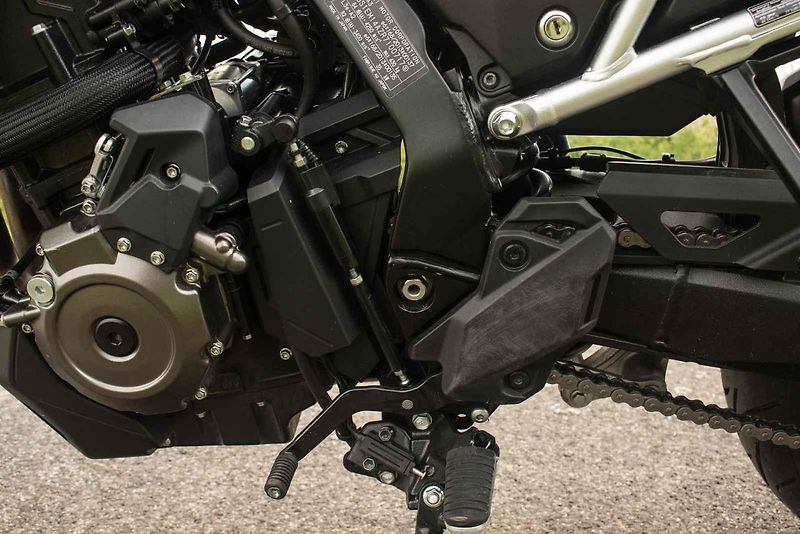 Na V-Strom může bez potíží usednout i jezdec menší postavy.