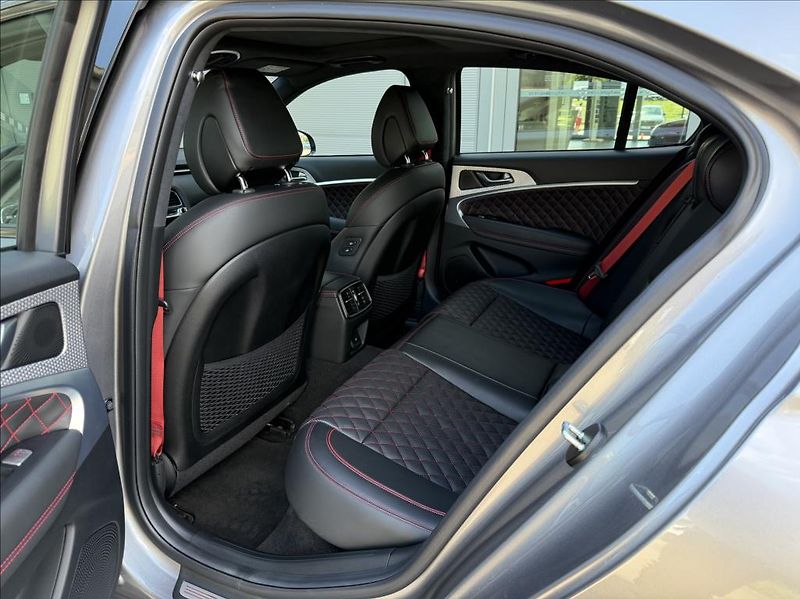 Genesis G70 2,0 T AWD  SB Sport Panorama - fotka 11 z 25
