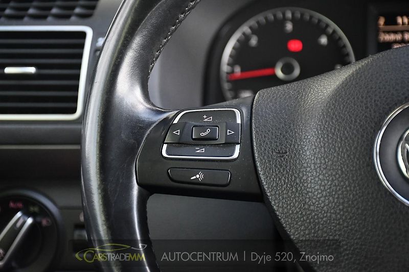 Volkswagen Touran 2.0TDi CROSS NAVI VÝHŘEV - fotka 29 z 48