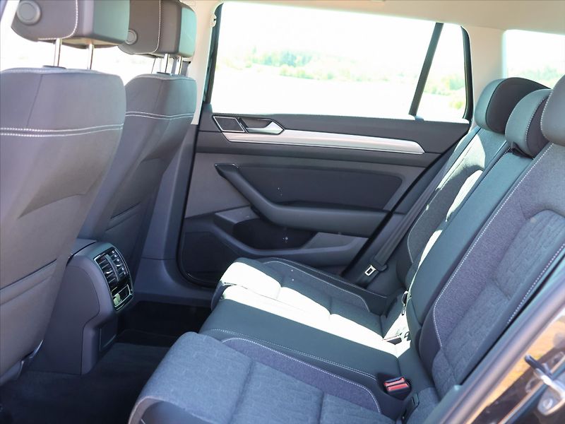 Volkswagen Passat 2,0 TDI DSG Matrix Virtual DPH - fotka 17 z 37