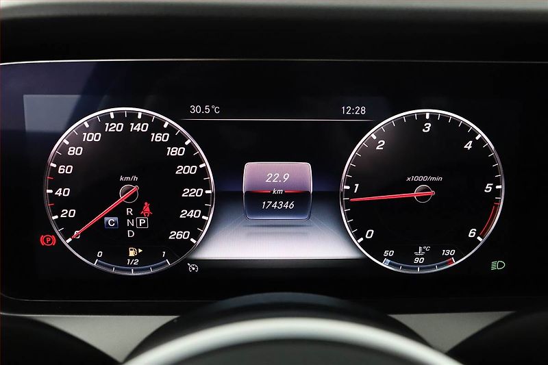 Mercedes-Benz Třídy E (2021) E 220 d - fotka 8 z 26