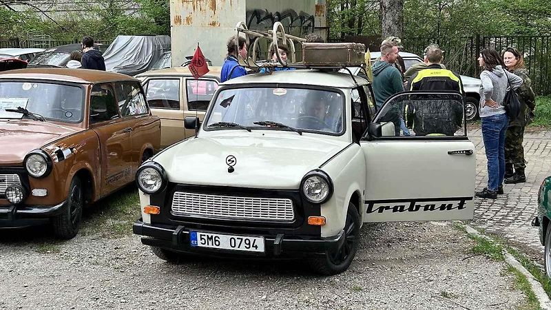 Motorističtí nadšenci pořádali na zahájení sezony v Adamově tradiční Zaklikovanou. Po přehlídce v areálu bývalých Adamovských strojíren následovala spanilá jízda Moravským krasem.