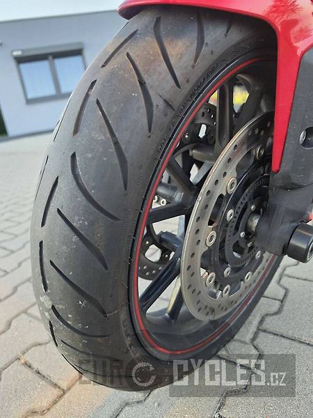 Triumph Speed Triple (2015) - fotka 9 z 20