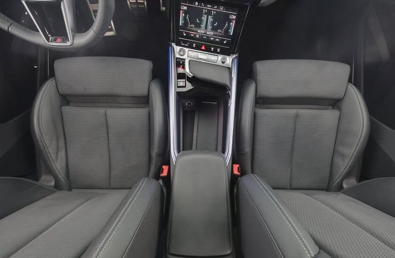 Audi Q8 e-tron 55 Q 360k Matrix Pano 4 zóny  - fotka 14 z 28