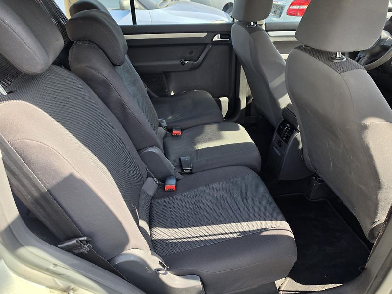 Volkswagen Touran 1.6 TDI 7 Mist - fotka 9 z 14