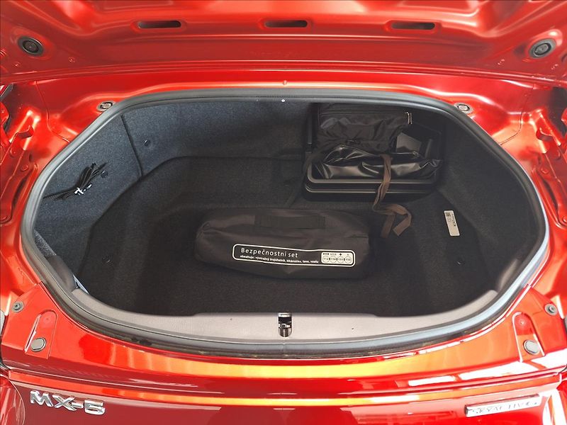 Mazda MX-5 (2026) 1.5 2RF G 132k 6MT RWD Homura - fotka 11 z 13