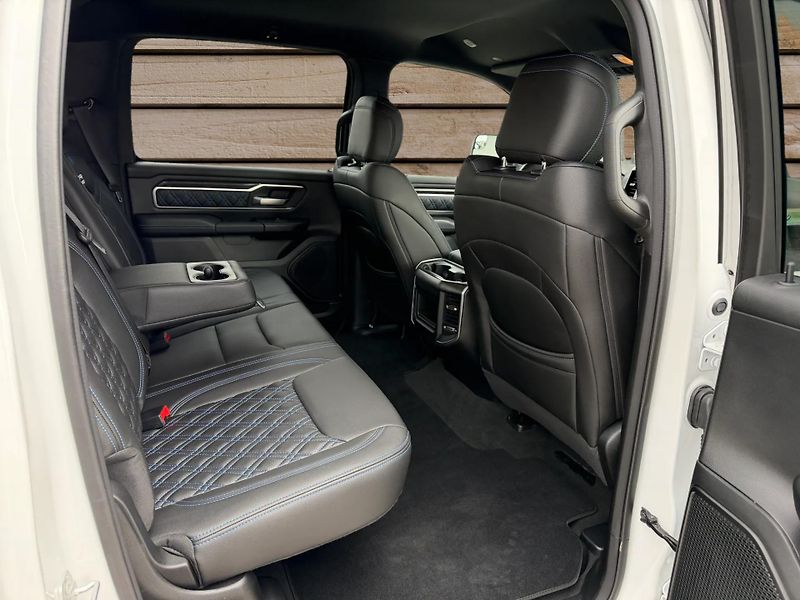 Dodge RAM (2022) +HEMI+OFFROAD PAKET+WHITE+ - fotka 11 z 21