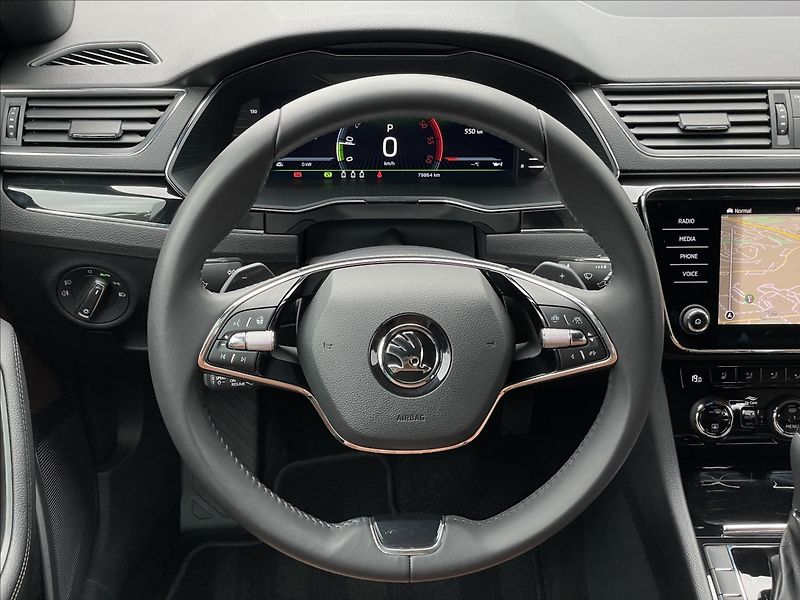 Škoda Superb 2,0 TDI DSG Combi L&K DCC+ACC - fotka 7 z 24