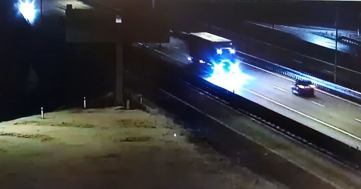 Auto na dálnici D11 v protisměru.