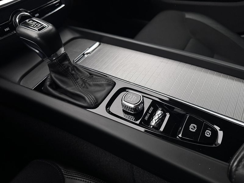 Volvo V60 CC D4 AWD MOMENTUM REZERVACE - fotka 28 z 43
