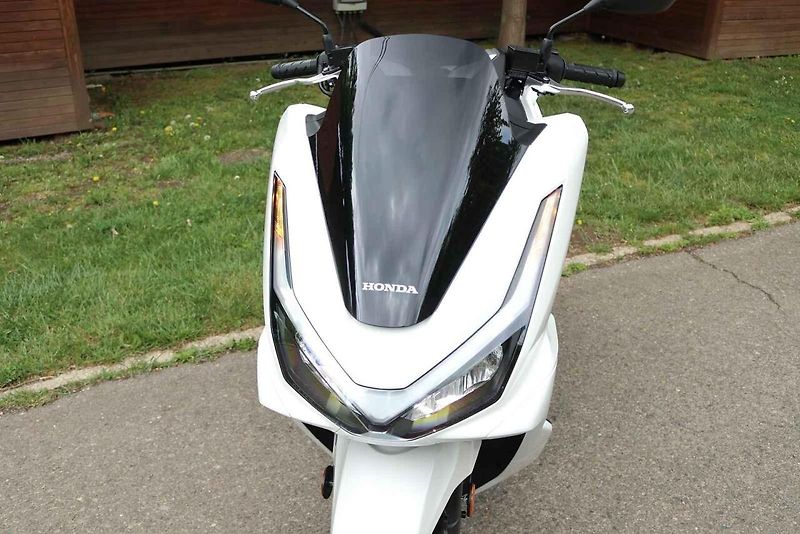 V loňském roce prošla Honda PCX modernizací, vylepšila motor, brzdy i kapotáž.