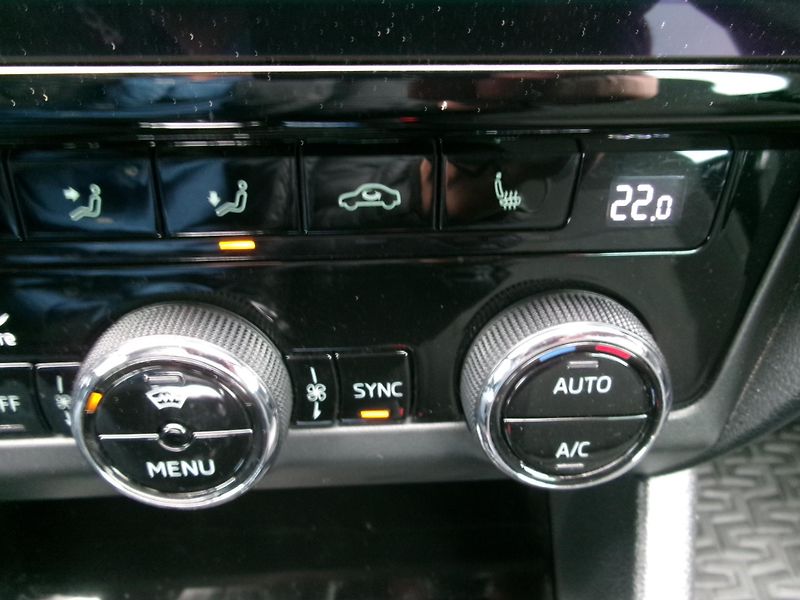 Škoda Octavia (2019) 1,5TSI DSG AC TEMP ČR - fotka 19 z 36
