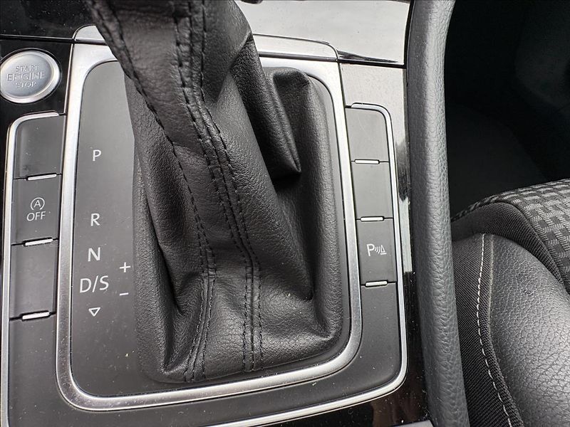 Volkswagen Golf 2,0 TDi 110kW Xen,Pano,Nez.Top - fotka 12 z 41