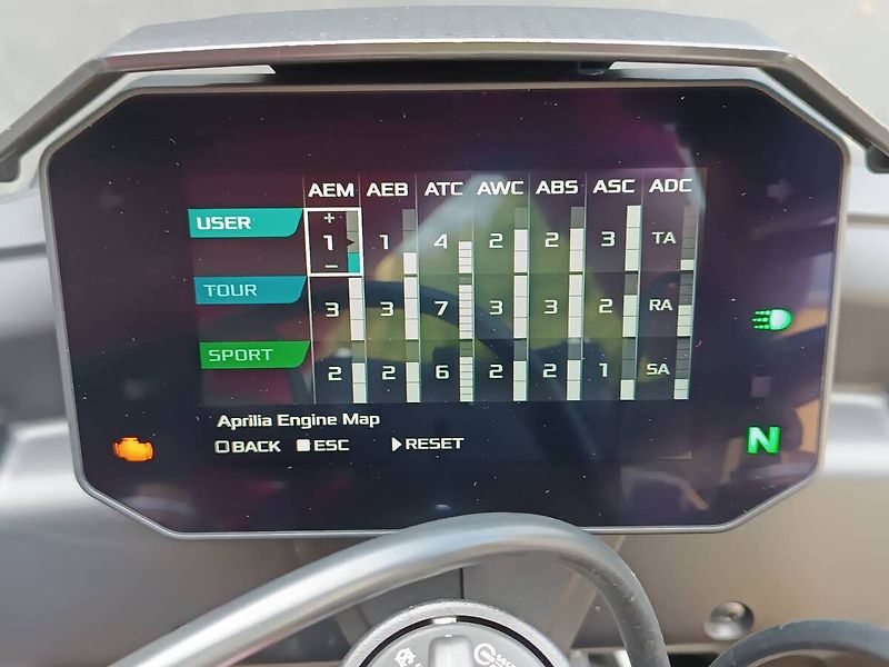 Aprilia Tuono V4 1100 Factory (2026) Shakedown Indigo (sleva 50.0 - fotka 22 z 24