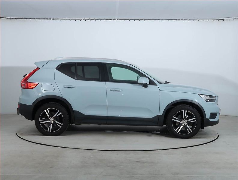 Volvo XC40 (2019) D4 AWD - fotka 6 z 24