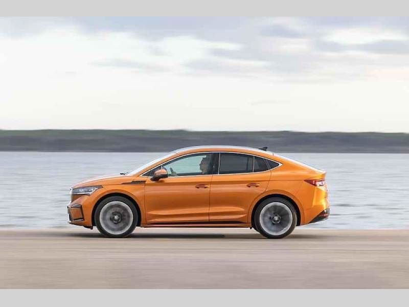 Plně elektrické SUV Škoda Enyaq Coupé iV (na snímku) se představilo v roce 2022 a vzbudilo u zákazníků velký zájem. Automobilka zrychluje svoji elektrickou ofenzivu: do roku 2026 představí tři zcela nové elektrické modely a další budou následovat.