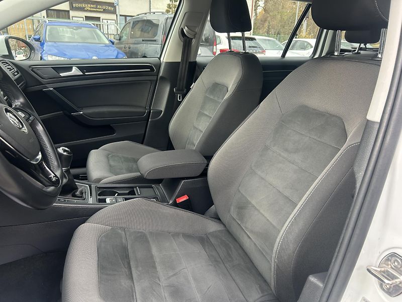 Volkswagen Golf Variant 2,0TDi Highline NAVI LEDMATRIX - fotka 27 z 69