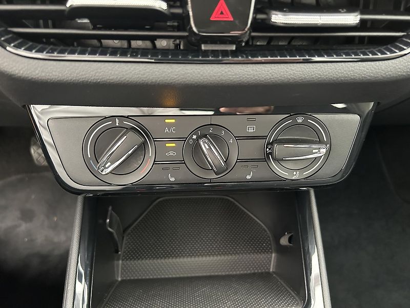 Škoda Fabia 1.0 MPI Selection - fotka 17 z 22