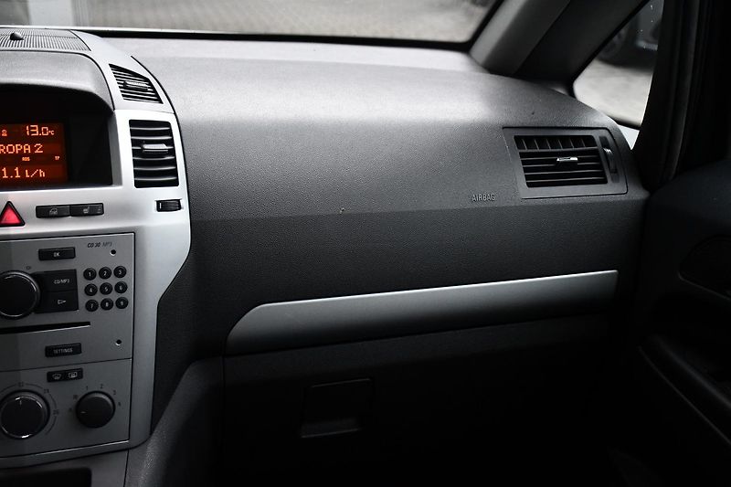 Opel Zafira 1.8i VYHŘ. SEDAČKY TAŽNÉ 7MÍST - fotka 8 z 28