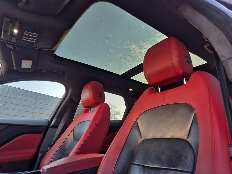 Jaguar F-Pace 3,0 30d AWD - fotka 15 z 20