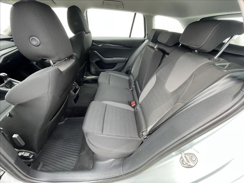 Škoda Octavia 2,0 TDI Combi Ambition Plus - fotka 16 z 22