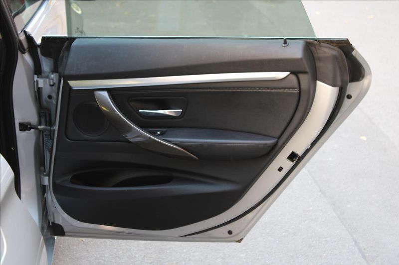 BMW Řada 3 320i GT / xDrive / HUD / 360° - fotka 36 z 49