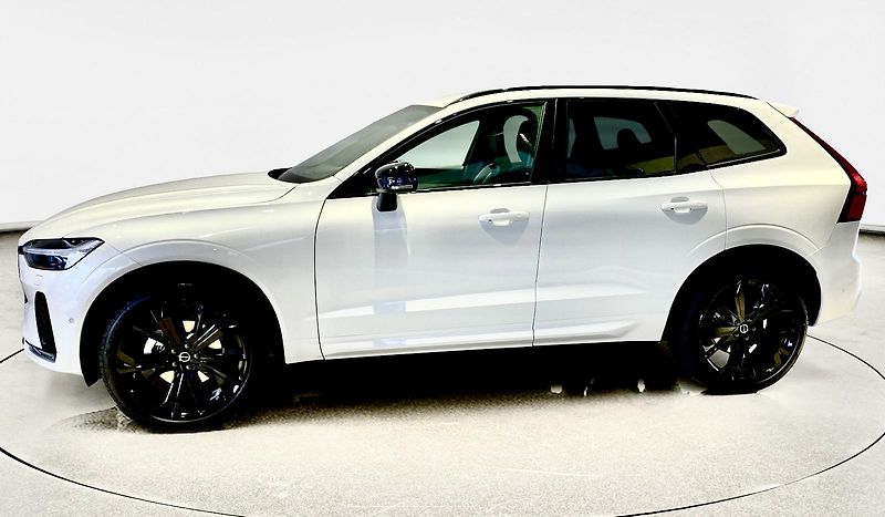 Volvo XC60 (2026) B5 PLUS BLACK + 4SERVIS/ZÁRUKA - fotka 3 z 18