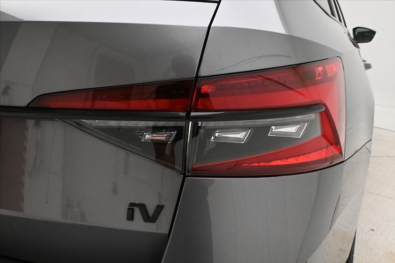Škoda Superb 1,4 TSI 115kW iV DSG Sportline - fotka 31 z 32