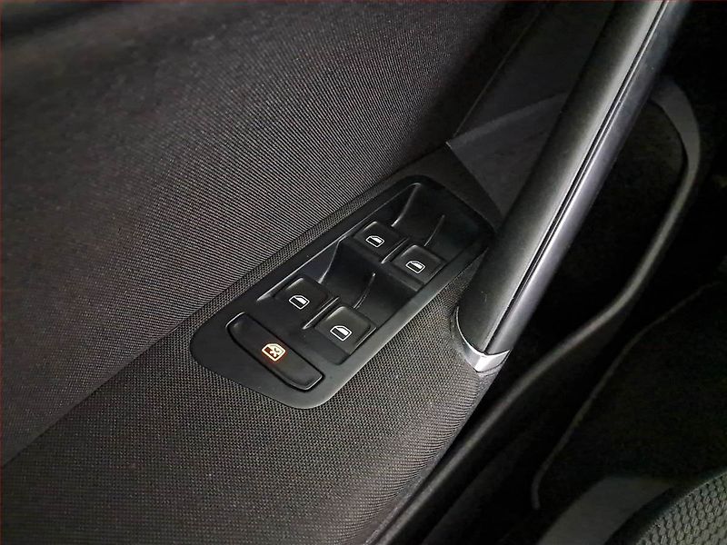 Volkswagen Golf (2014) Comfortline 1.6 TDI, Automat - fotka 16 z 18