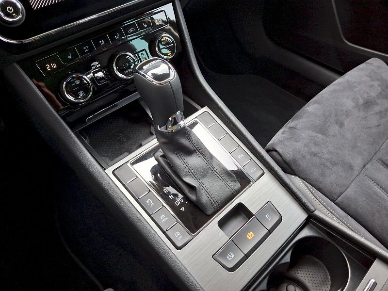 Škoda Superb (2022) Style Plus Top DSG 2,0TSi 140k - fotka 31 z 35