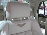 Automobilka Bentley se chlubí vysokým podílem ruční práce. Například obšití volantu trvá 16 hodin.