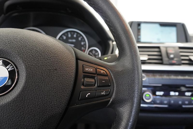 BMW Řada 3 320i 135kW AUTOMAT - fotka 17 z 27