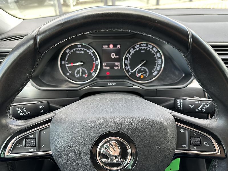 Škoda Superb 2.0 TDI Style - fotka 8 z 37