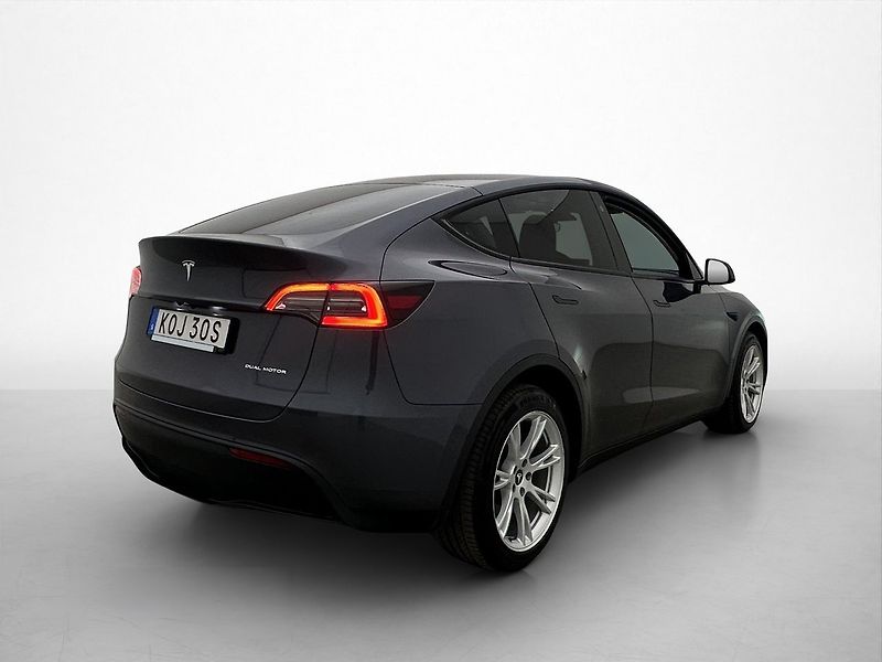 Tesla Model Y Long Range AWD - fotka 6 z 29