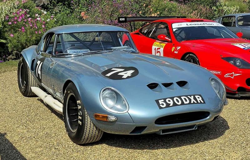 Jaguar E-Type se díky dlouhé kapotě, nízké kabině a čistým liniím stal jednou z nejznámějších automobilových ikon historie. Právě jeho silueta se dodnes objevuje v debatách o nejkrásnějších autech všech dob.