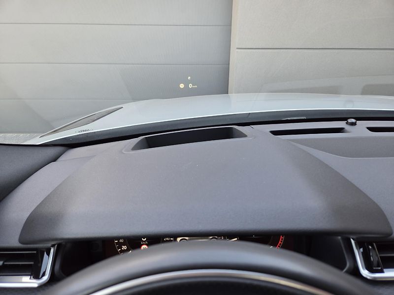 Land Rover Range Rover Velar D300 R-D SE HUD PANO TOPservis - fotka 24 z 47