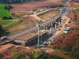 Stavba mostu přes údolí Bílichovského potoka a silnici třetí třídy.
