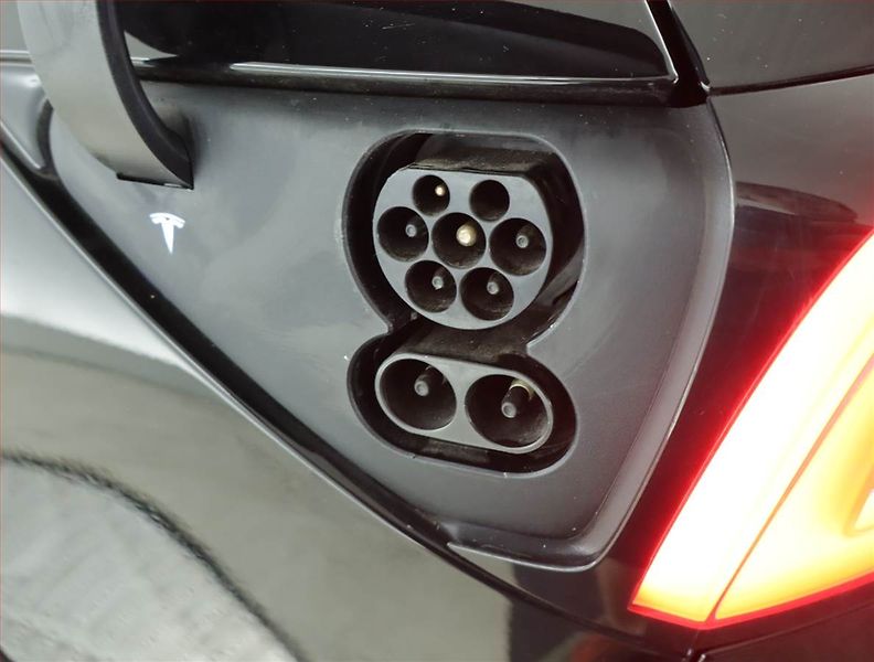 Tesla Model 3 (2019) Long Range 4WD 78kWh - fotka 20 z 21