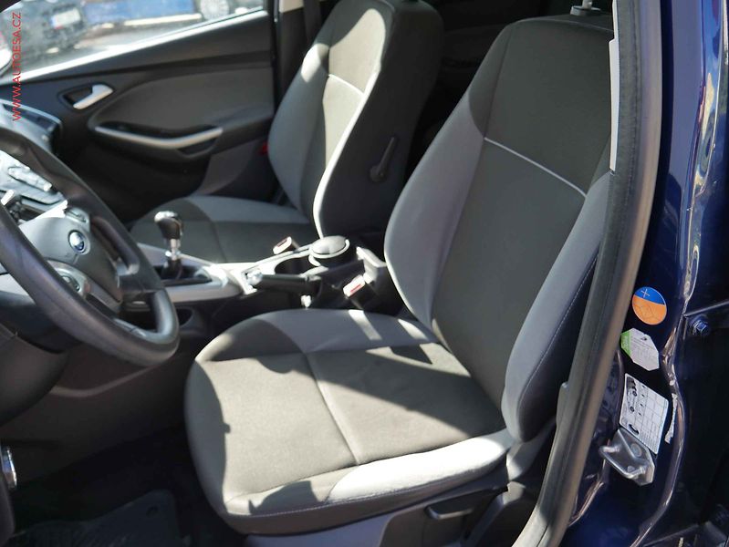 Ford Focus (2011) 1.6 TDCi, AC, park.asist - fotka 9 z 15