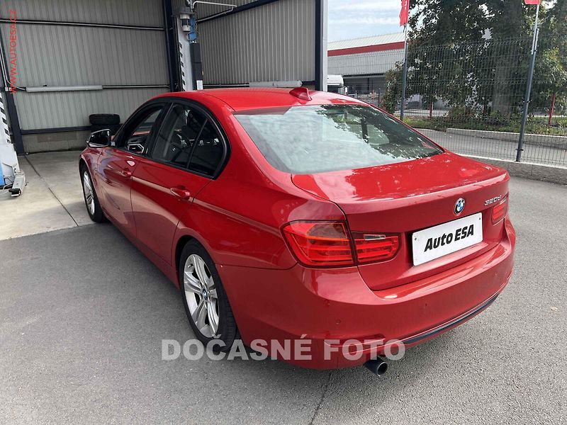 BMW Řada 3 (2013) 2.0 D, 2.maj,ČR, AT, xenon - fotka 2 z 3