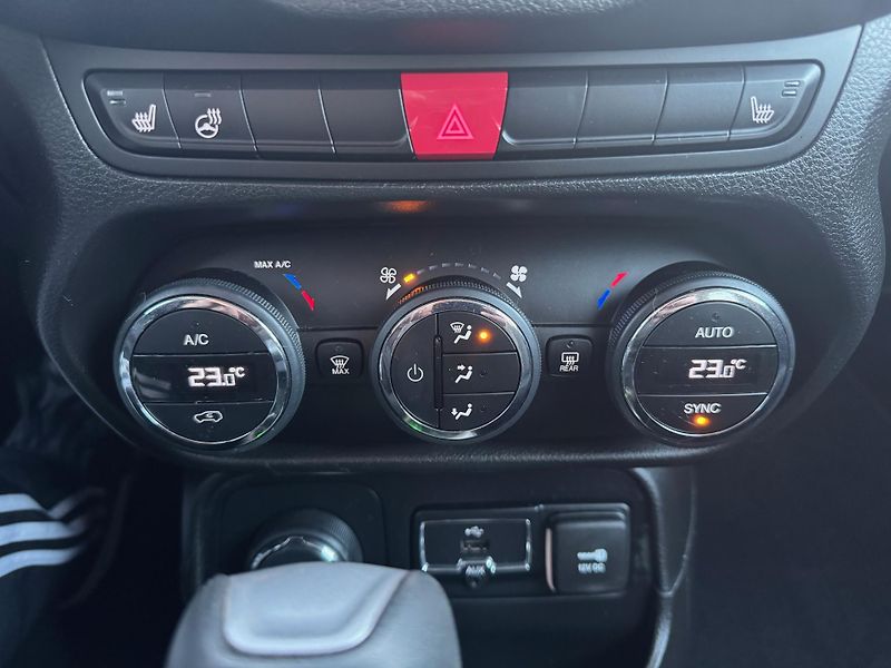 Jeep Renegade (2015) 2.4 AUTOMAT 4x4,SERVISNÍ KNIHA - fotka 23 z 30
