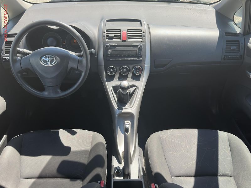Toyota Auris (2010) 1.3 VVT- i, ČR, AC, park - fotka 8 z 14