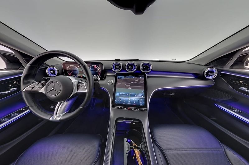 Mercedes-Benz Třídy C 300e Avantgarde Premium 360 - fotka 11 z 26