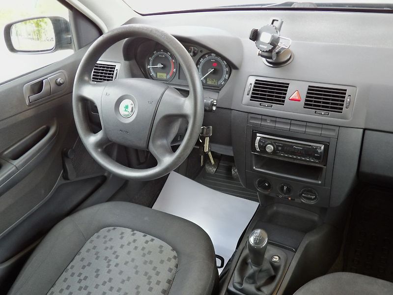 Škoda Fabia 1.2HTP 47kW Klima Tažné ČR - fotka 17 z 28