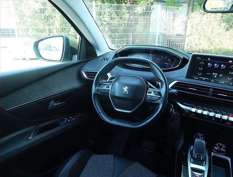 Peugeot 3008 (2017) Allure 1.6 BlueHDi, Automat - fotka 7 z 24