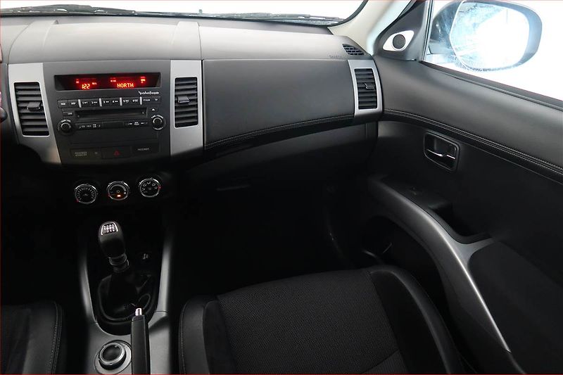 Mitsubishi Outlander (2012) 2.2 DI-D, 4X4, 7 míst, ČR - fotka 8 z 15