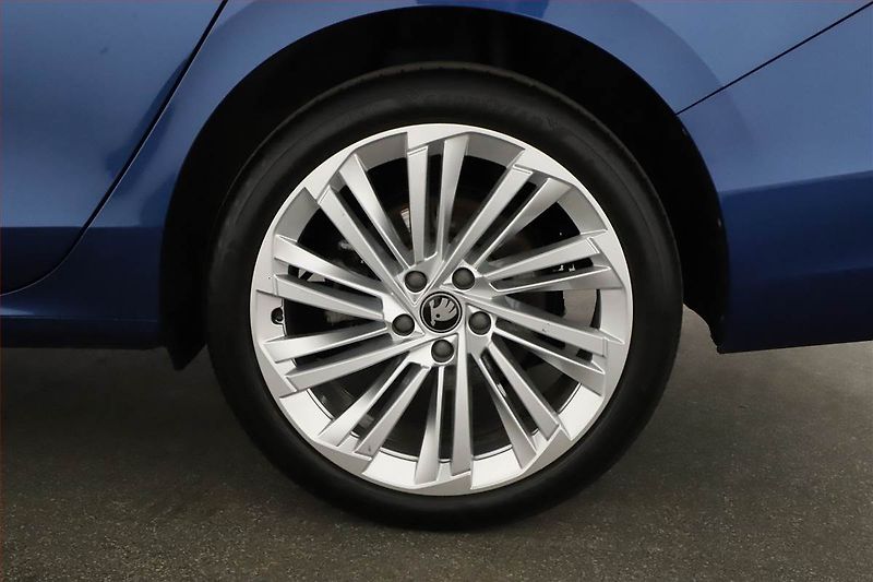 Škoda Superb (2025) 2.0 TSI, LAURIN&KLEMENT, DPH - fotka 20 z 20