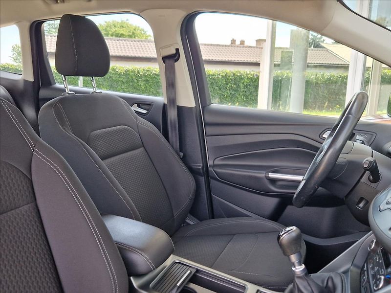 Ford Kuga 1,5 i EB 88kW AC VÝHŘEV NOVSTK - fotka 16 z 36