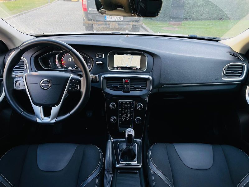 Volvo V40 2.0i MANUÁL KAMERA SERVISKA - fotka 23 z 45