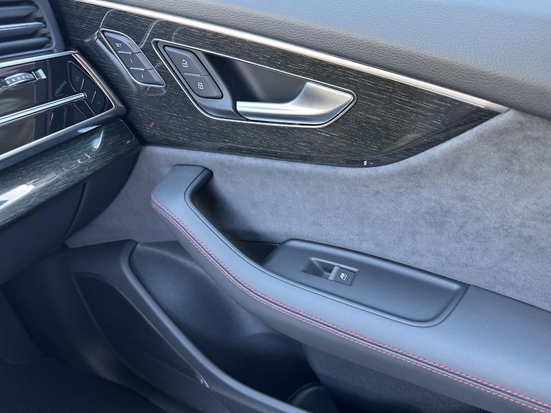 Audi Q8 (2025) 60TFSI e QUATTRO, B&O, Tažné  - fotka 35 z 38